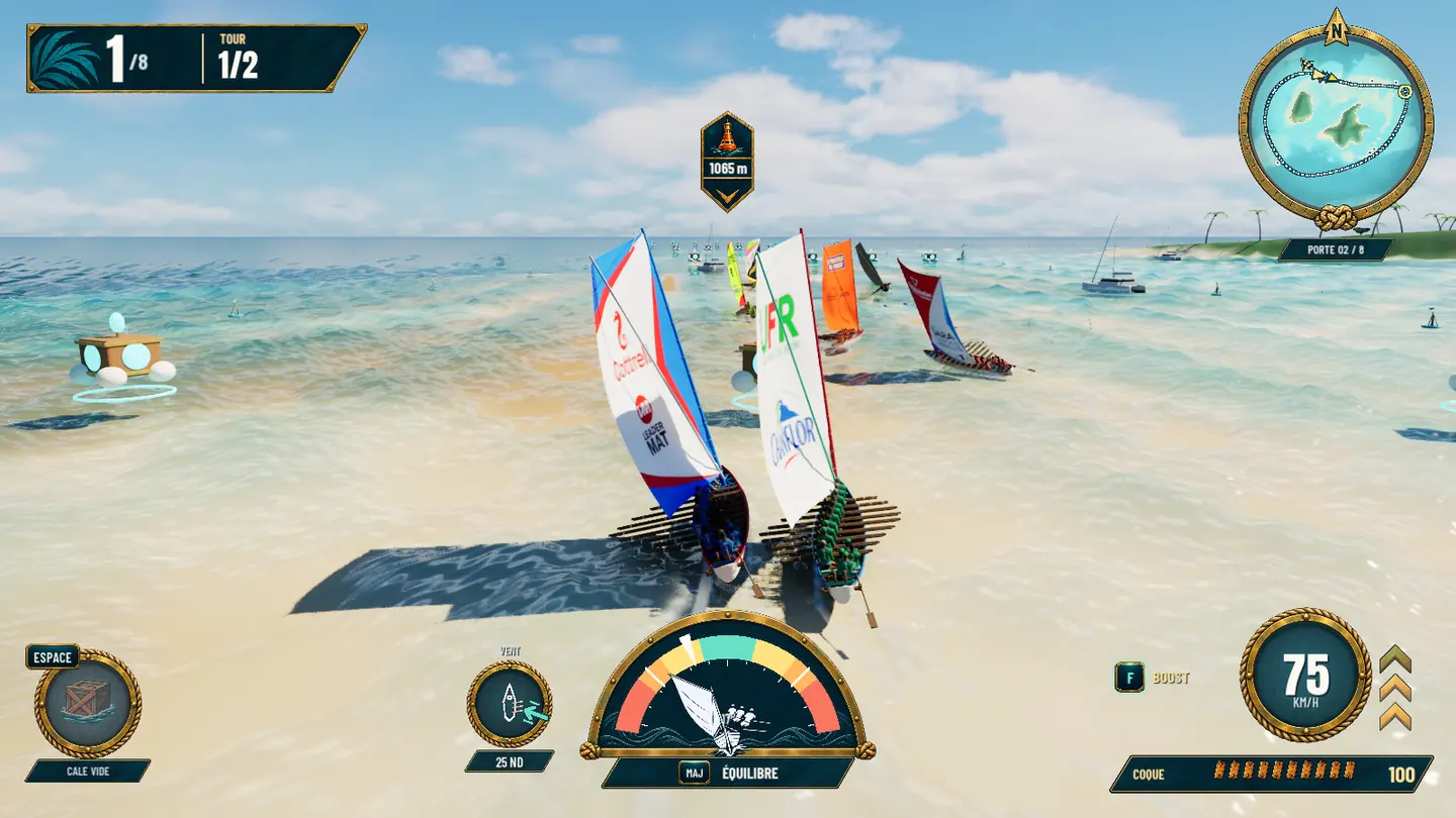 Des yoles qui filent sur le sable clair, des bateaux au mouillage